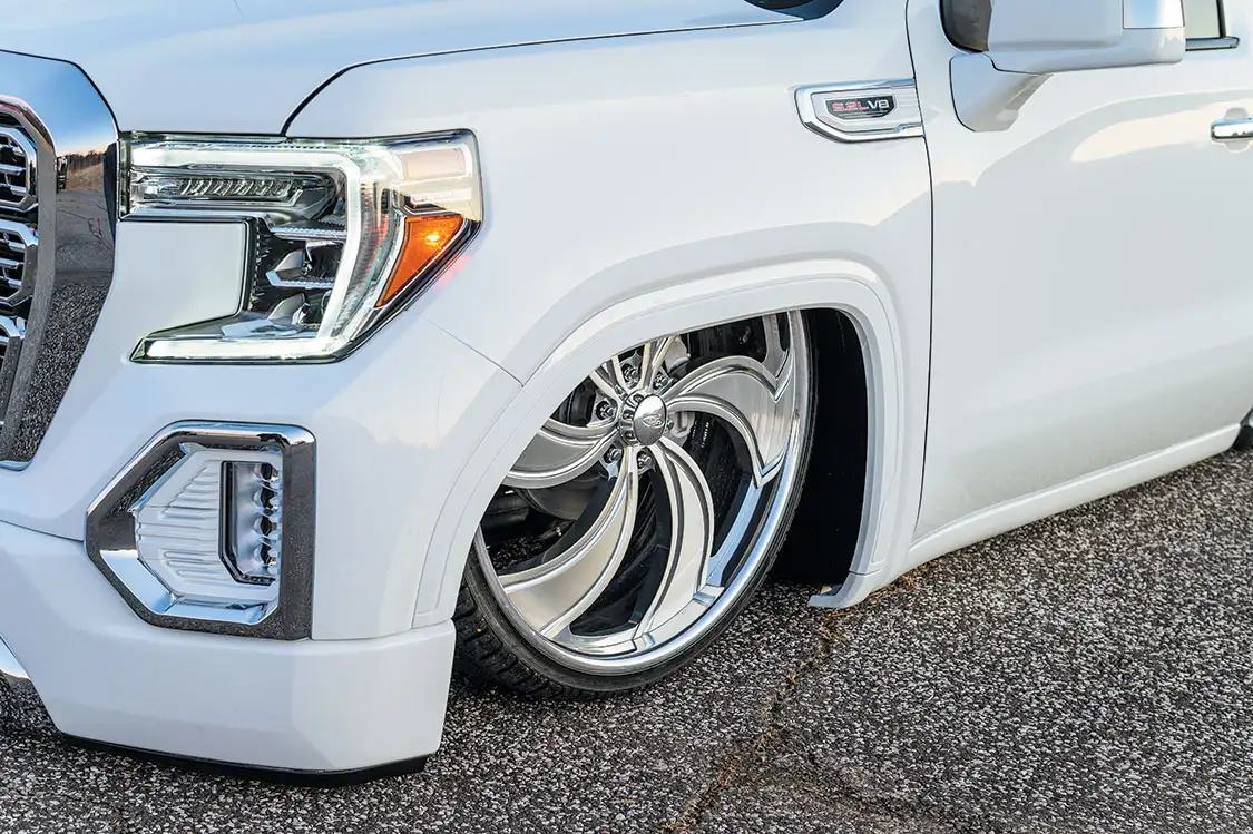 ’19 GMC Sierra SWB Headlight and Tire 