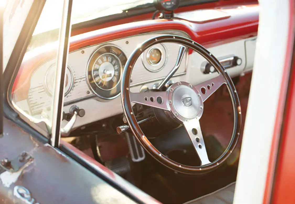 VINTAGE LOOKING STEERING WHEEL